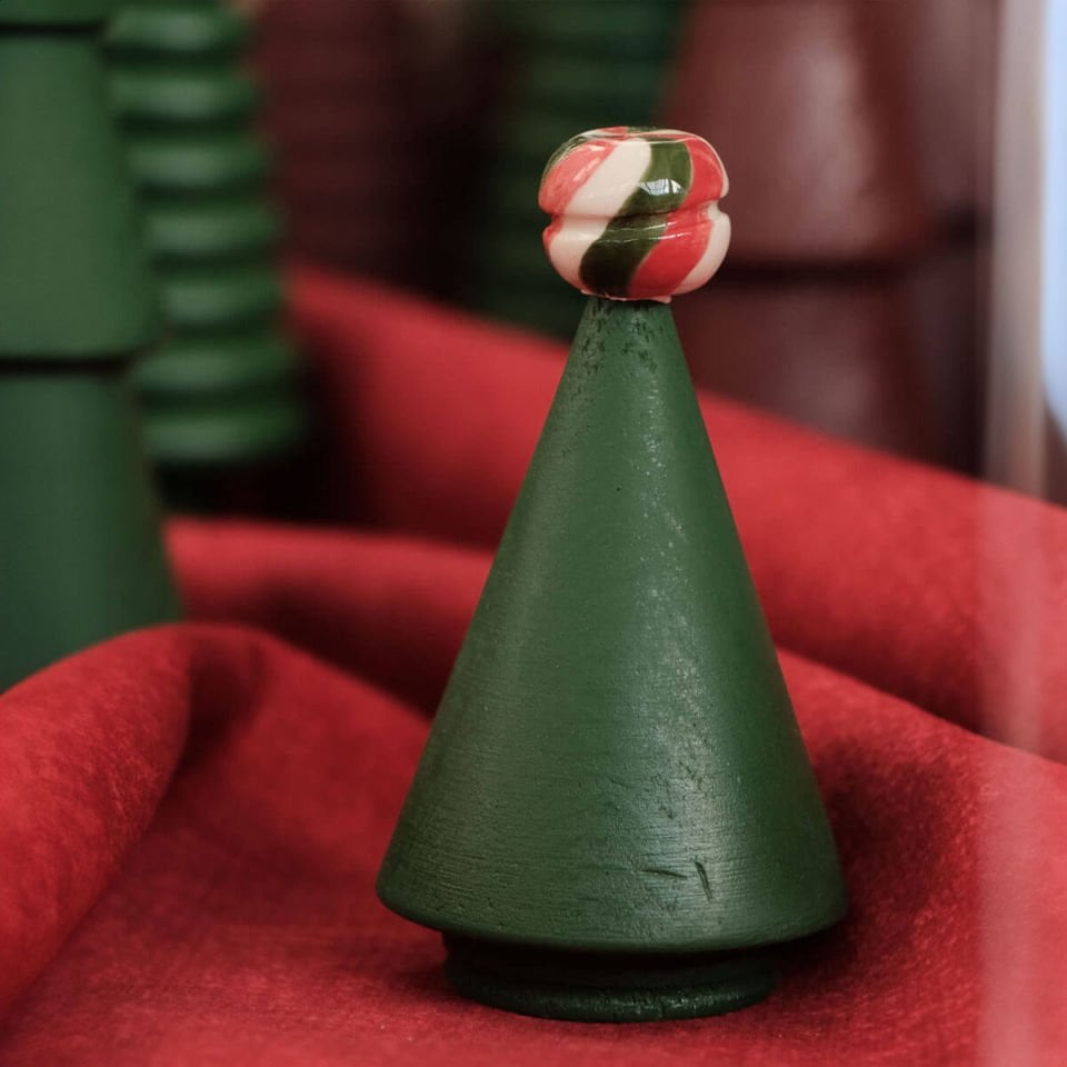 Wooden Christmas Tree Set – Green Cedar with Ceramic Headboard, Small Irish Green