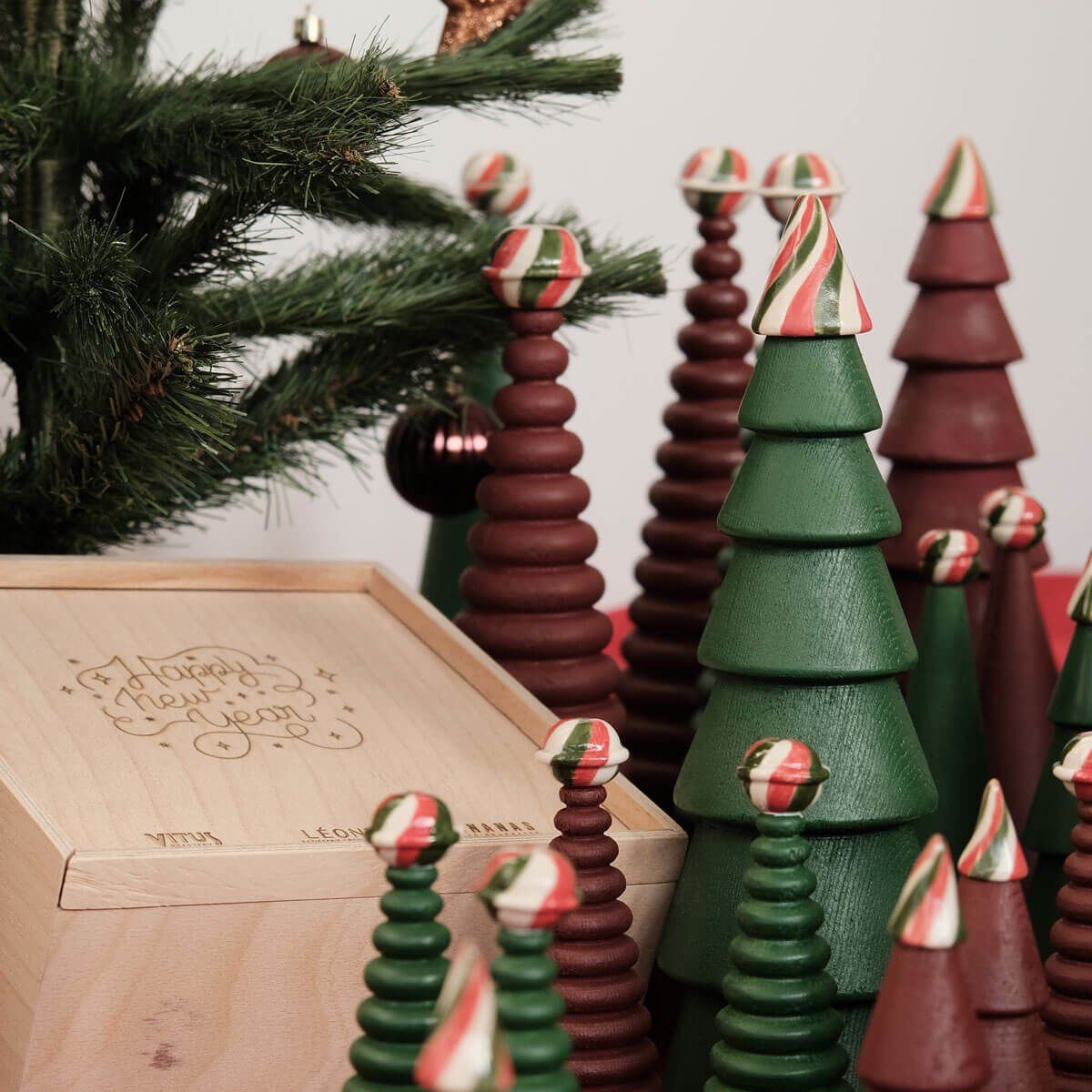 Ahşap Yılbaşı Ağacı Seti FIR – Seramik Başlıklı Sedir Red Wine