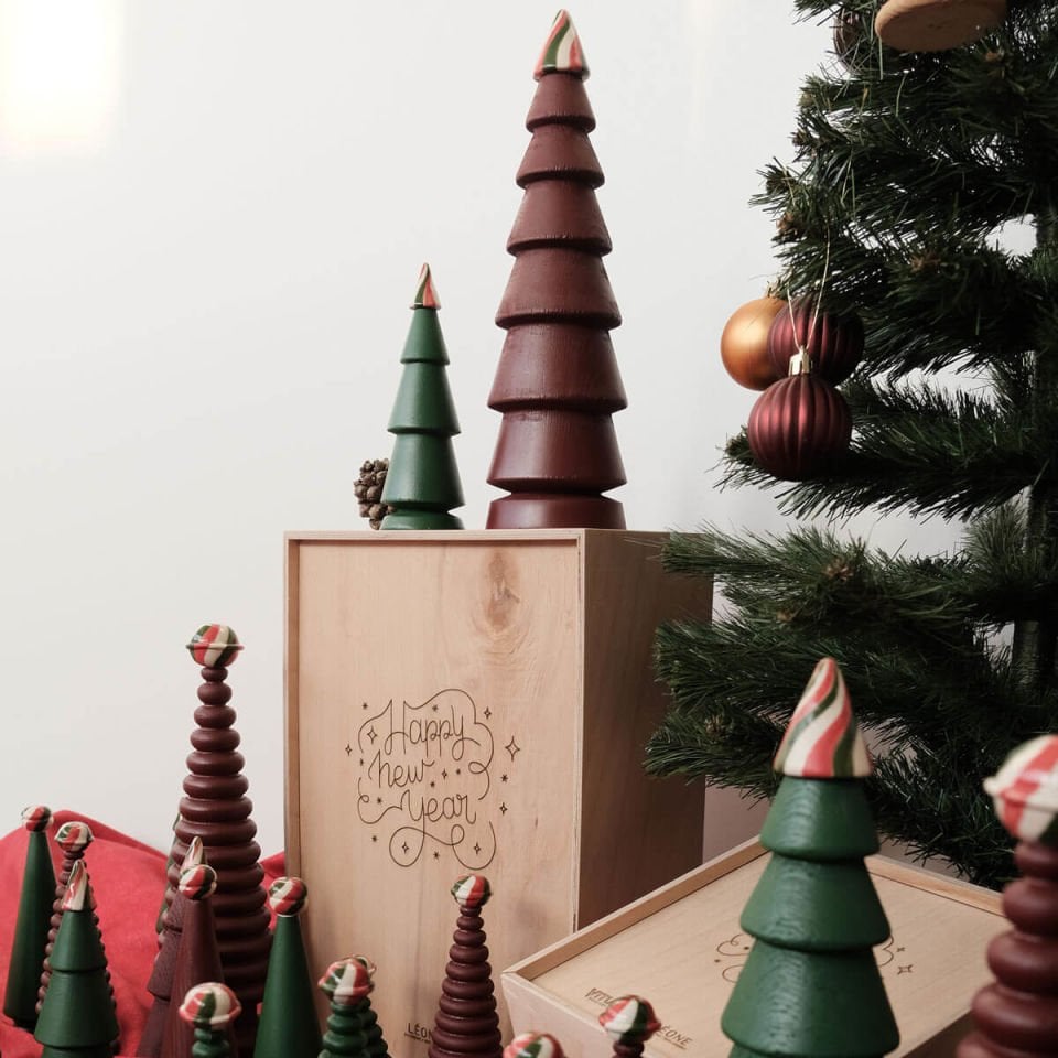 Ahşap Yılbaşı Ağacı Seti – Seramik Başlıklı Sedir, Orta Boy Irish Green
